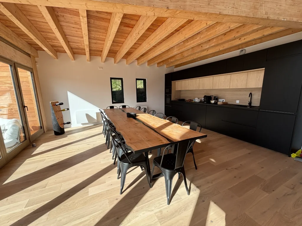 Grande table en bois massif dans un chalet haut de gamme aux Sybelles