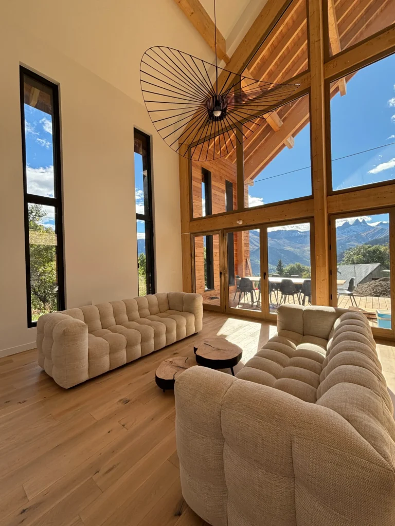 Salon confortable avec vue sur les Aiguilles d’Arves en Savoie
