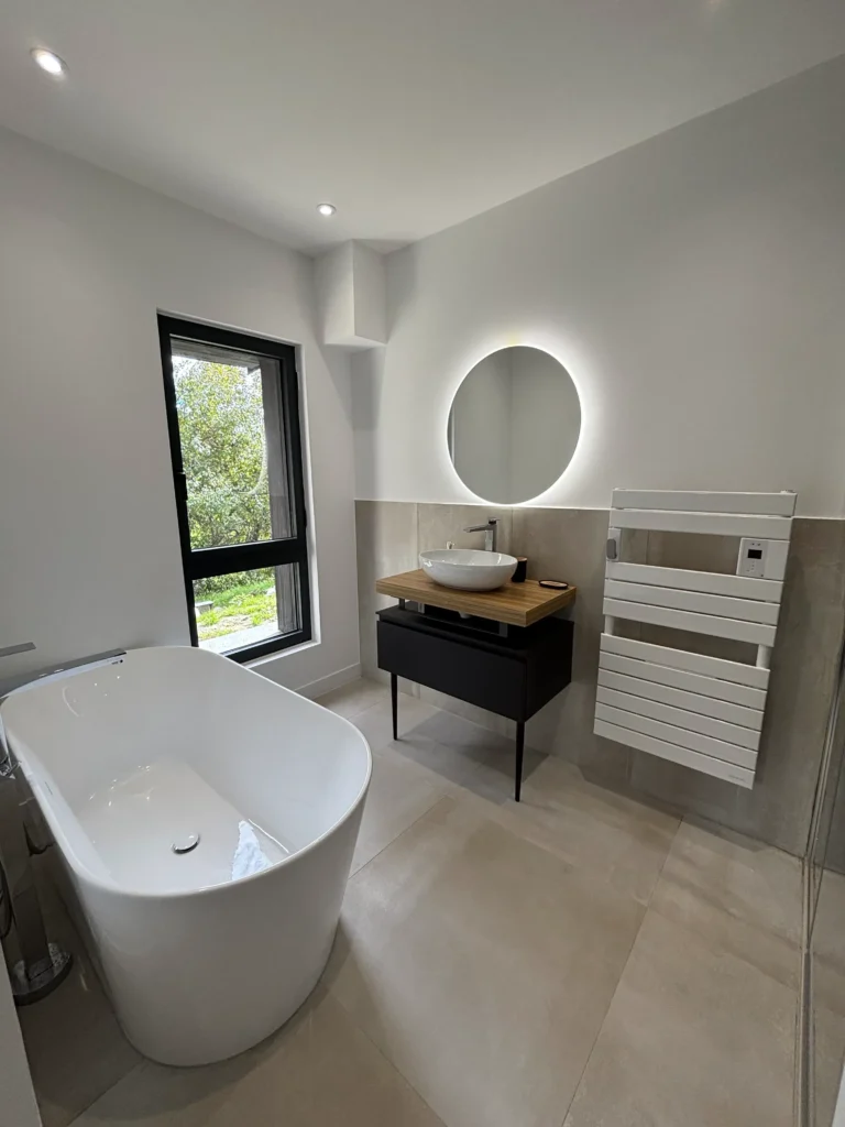 Salle de bain élégante du Black Arves Luxury Lodge à La Toussuire