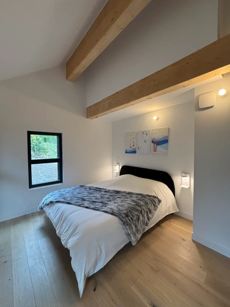 Chambre chaleureuse du Black Arves Luxury Lodge à La Toussuire