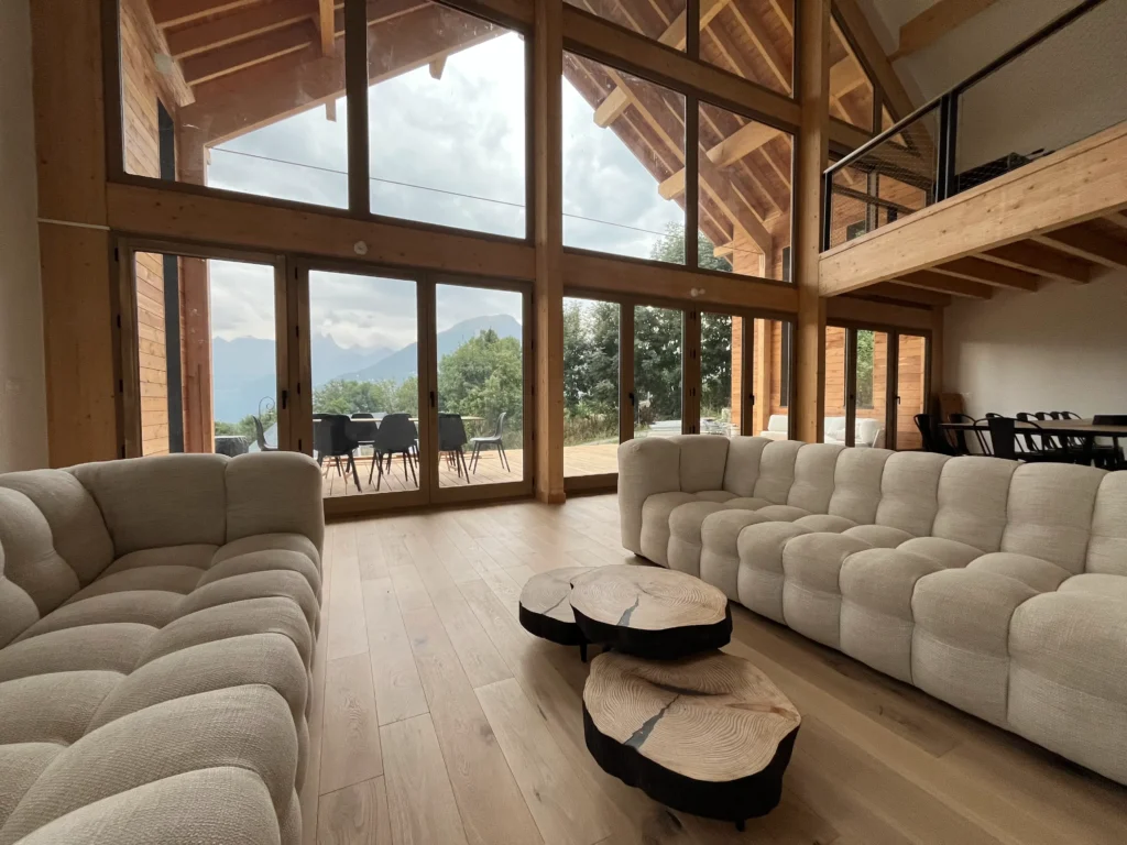 Salon cathédrale lumineux du Black Arves Luxury Lodge à La Toussuire