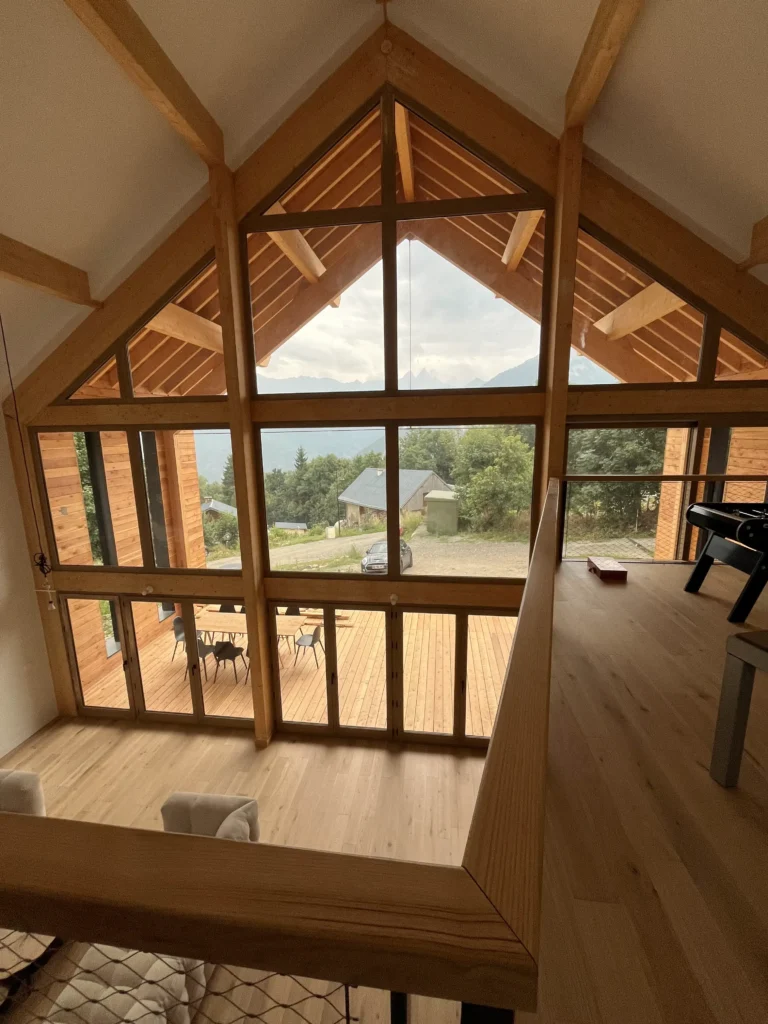 Grand salon avec vue montagne dans un chalet haut de gamme aux Sybelles