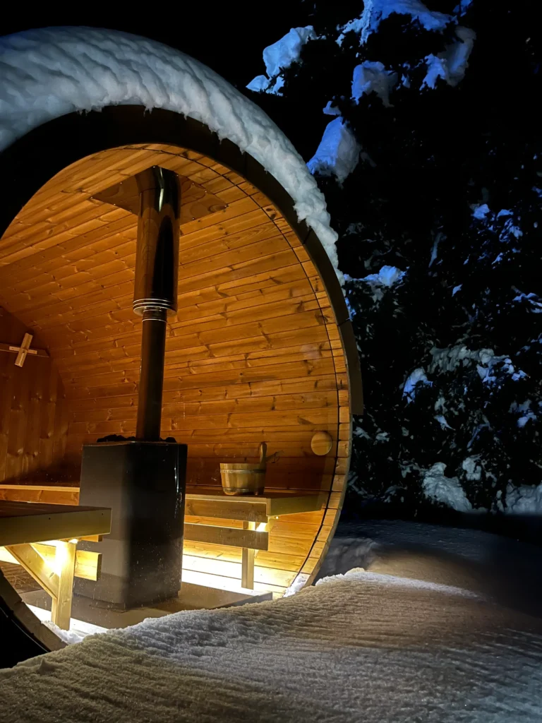 Sauna tonneau du Black Arves Luxury Lodge à La Toussuire