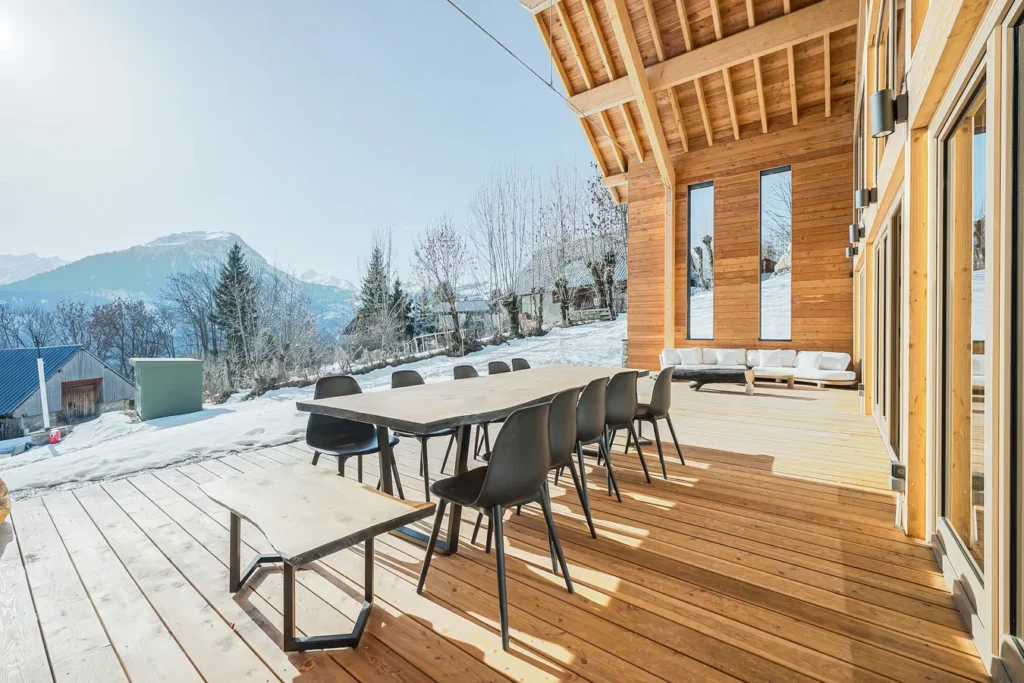 Salon extérieur du chalet face aux montagnes des Sybelles