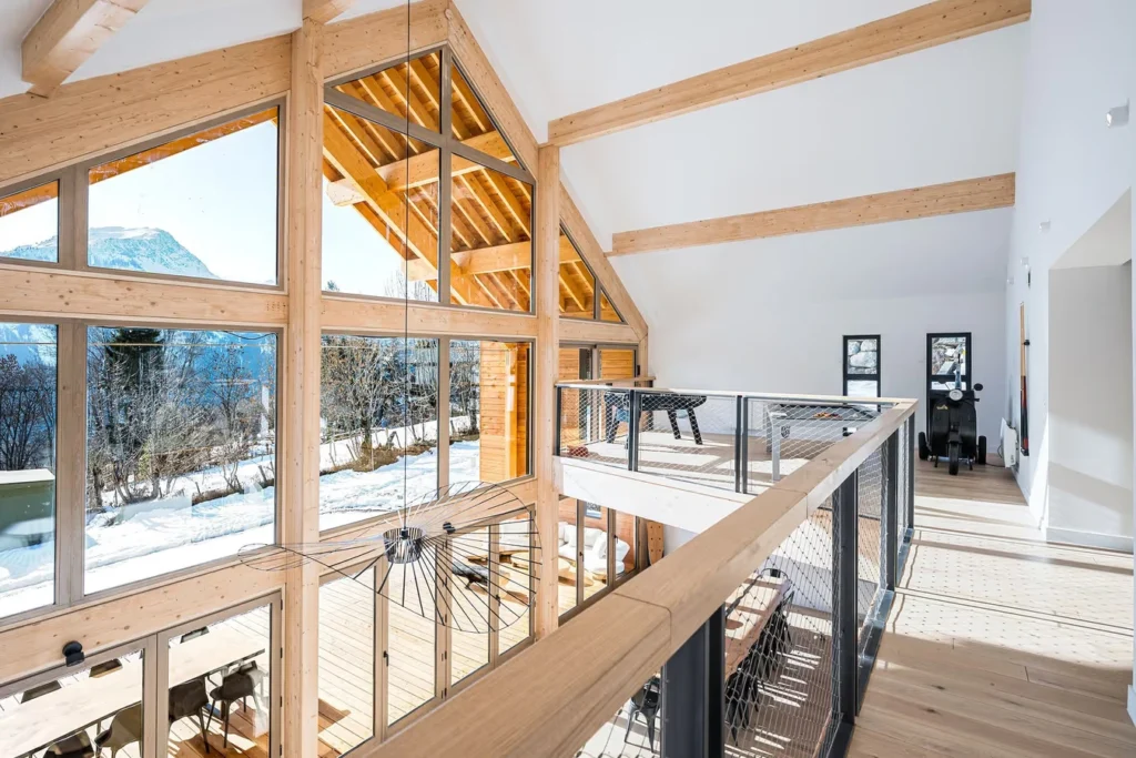 Salon confortable avec vue sur les Aiguilles d’Arves en Savoie