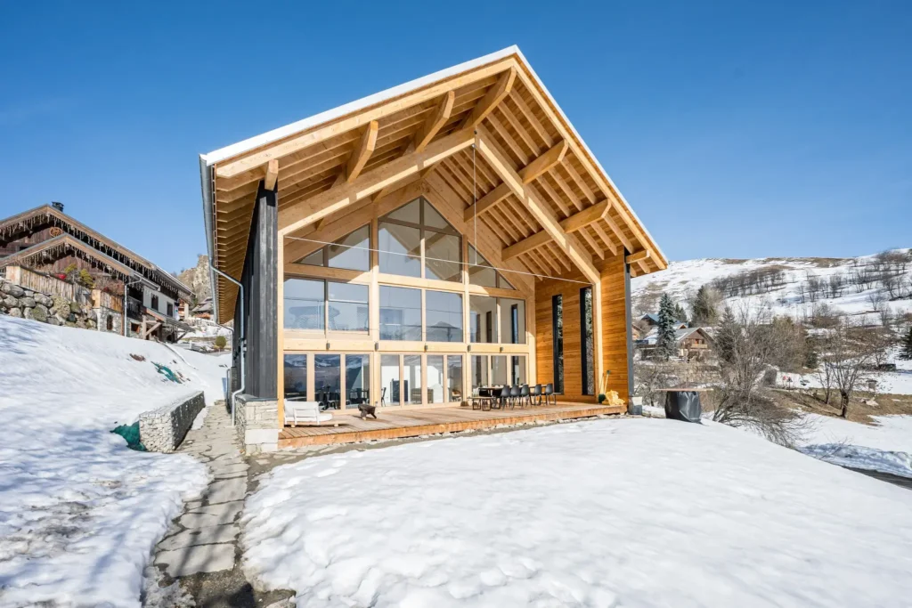 Vue montagne depuis le Black Arves Luxury Lodge en Savoie